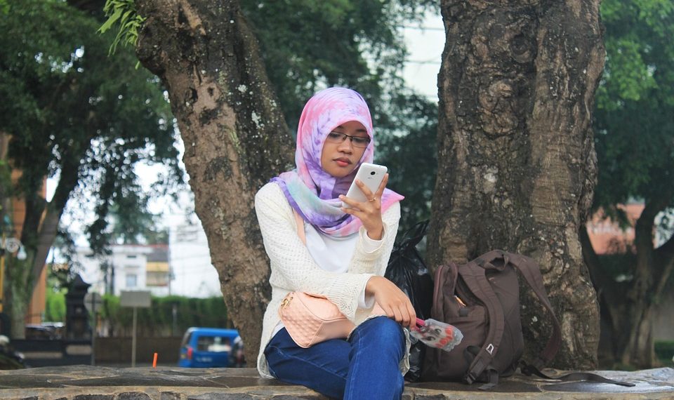 Жоолукчан кыздар жигит жандап басса болобу? Адис жооп берет