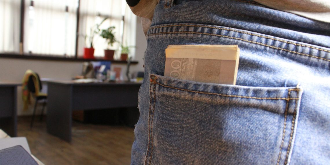 Эки кредитимдин үстүнө дагы бирди алаламбы? Адис жооп берет