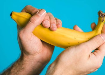 Мастурбация кылганда сперманы чыгарбаш үчүн мүчөмдү кысам. Бул зыян эмеспи?