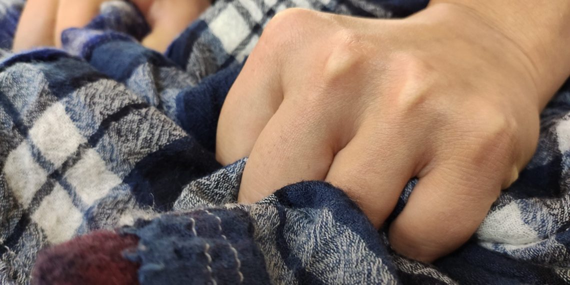 Күйөөм менен бир аялдын уят каттарын көрүп өзүмө келалбайтам. Эмне кылсам болот?