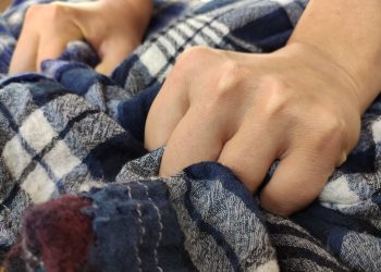 Күйөөм менен бир аялдын уят каттарын көрүп өзүмө келалбайтам. Эмне кылсам болот?