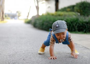 Бир жарым айлык баламдын ээги титирей берет. Эмнеден болушу мүмкүн?