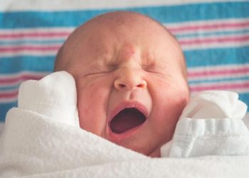 Бир айлык кызым дем алалбай калып жатат. Бул нормалдуу көрүнүшпү?