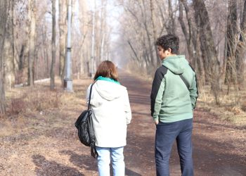 17 жаштагы сиңдим калпты көп сүйлөйт. Кантип жакшы тарапка өзгөртсөм болот?