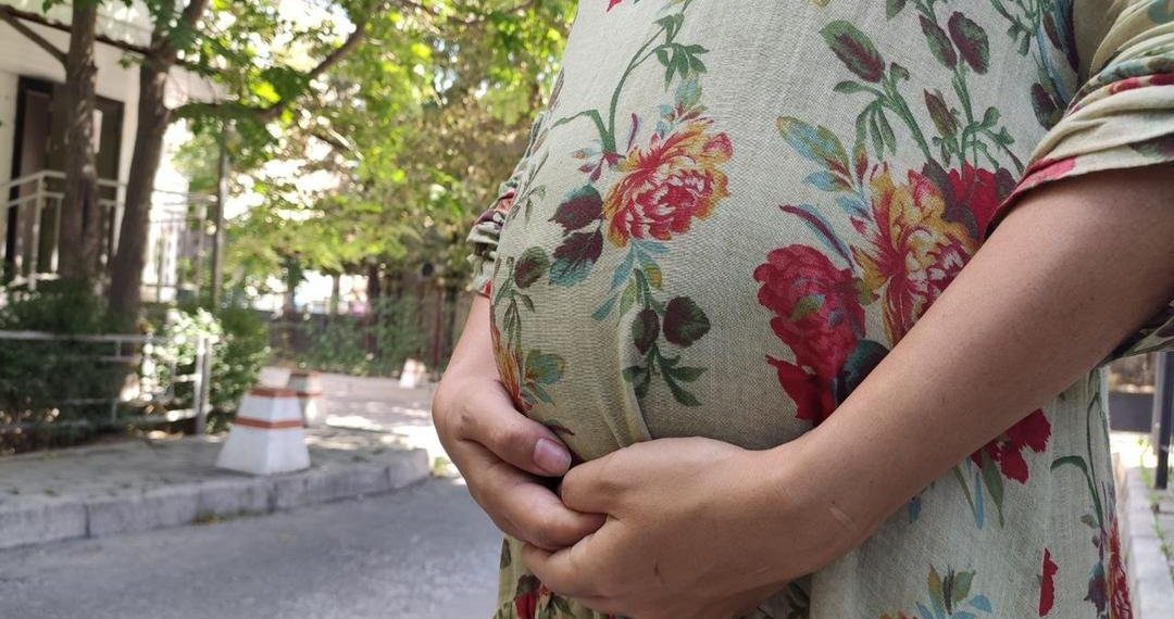 Боюмда бар экенин билбей