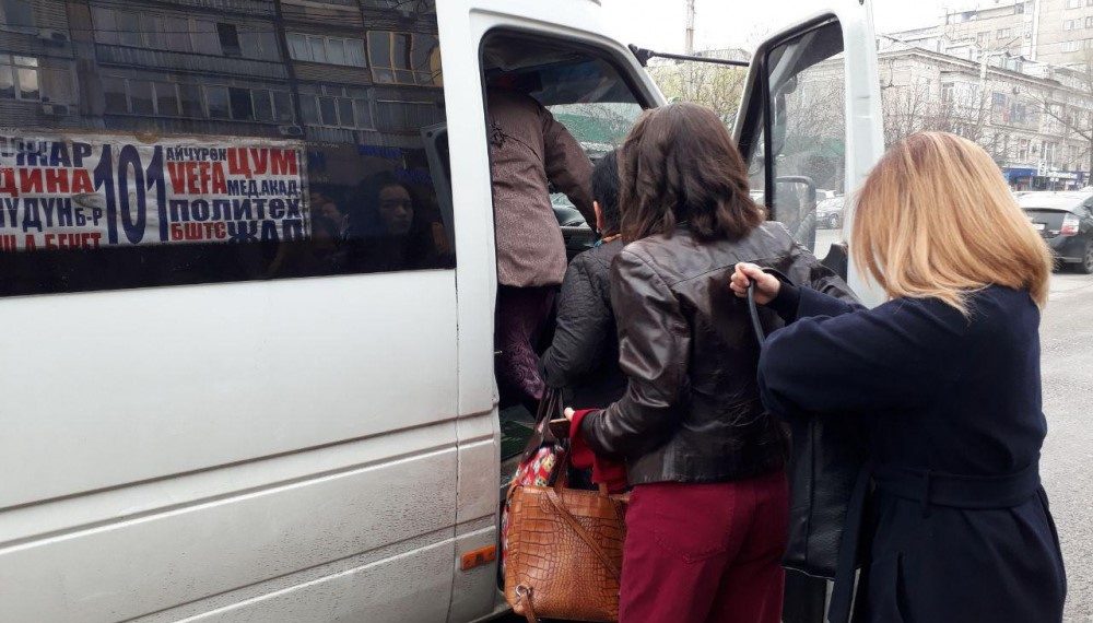 Маршруткадан бир нерсе жесе болобу? Этикалуусузбу же жокпу текшерип көрүңүз