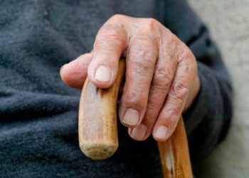 Жетимиштен ашкан атам апама көйнөк алып бериш үчүн пол жууп иштейт