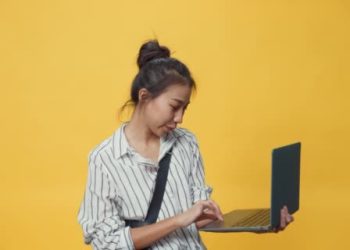 Мени күйөөгө бербей окуткан апама өмүр бою ыраазымын