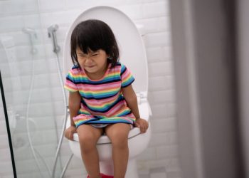 Кичинекей кыздардын жыныс мүчөсү эмнеге кычышып жана ачышат?