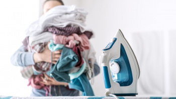 Он жылдан бери үй жумушчулары татыктуу эмгек үчүн күрөшүп келишет