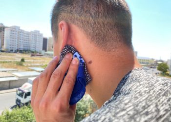 Ным чүпөрөк менен кулактын артын сүртүп туруңуз. Ысыктан сактануу жолдору