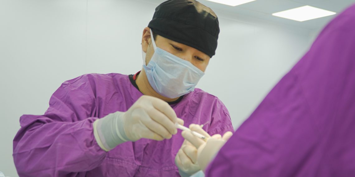 Кимдерге блефаропластика жасатканга болбойт? Хирург айтып берет