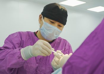 Кимдерге блефаропластика жасатканга болбойт? Хирург айтып берет