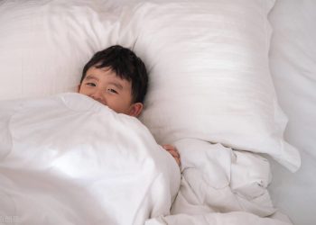 13 жаштагы жээним апасынын ич кийимдерин кийип көрөт. Бул оорубу?