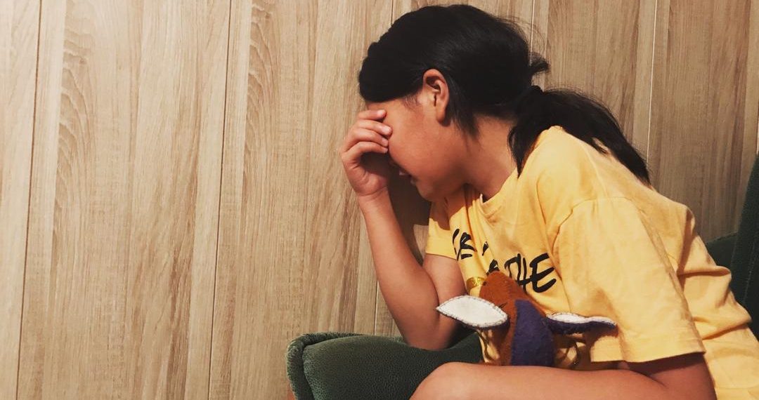 Апам мени үйдөн чыгарбайт. Эмне кылсам болот?