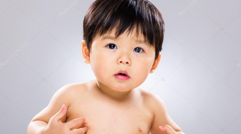 Эки жаштагы жээнимдин колтугу жыттанат. Ушундай дагы болобу?