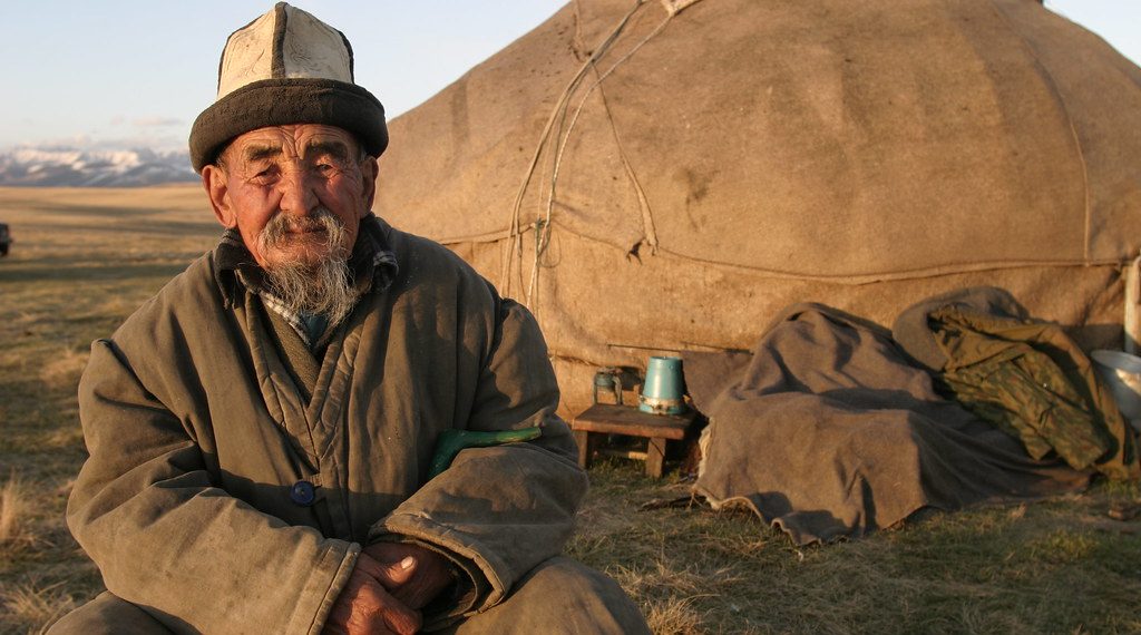 Атам эмнеге мени жигитим менен көргөндө качып кеткенин айтып ыйлатты