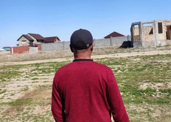 Келинчегим менен жанымда отурган кыздын телефонун алмаштырып балээге калдым