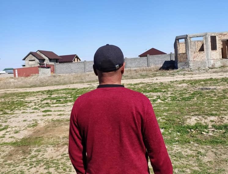 Келинчегим менен жанымда отурган кыздын телефонун алмаштырып балээге калдым