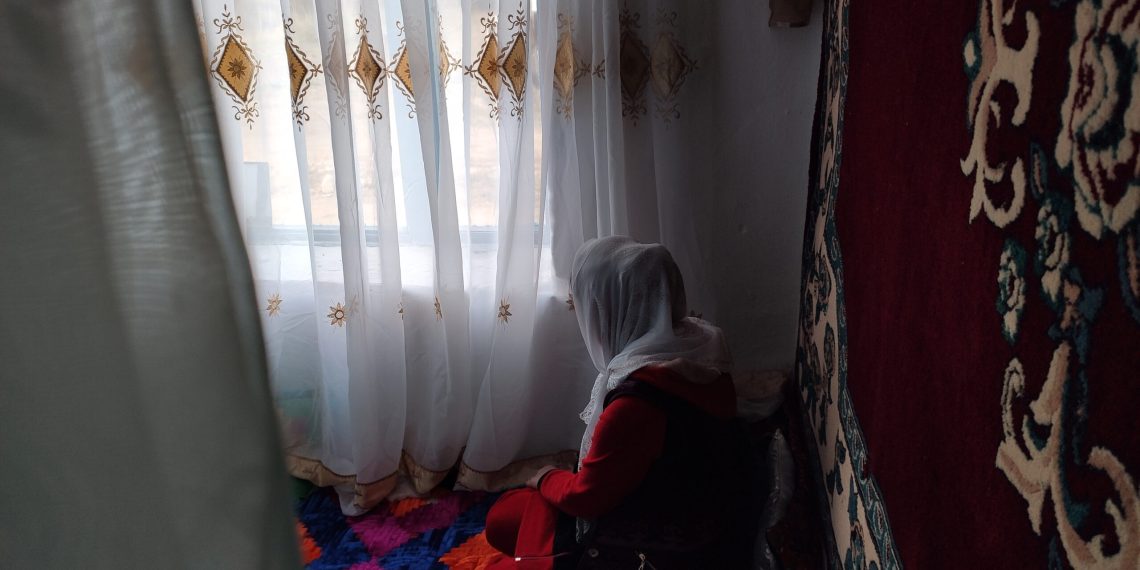 Көшөгөдөгү ыйлаган кыздан 26 жыл мурунку өзүмдү көрдүм