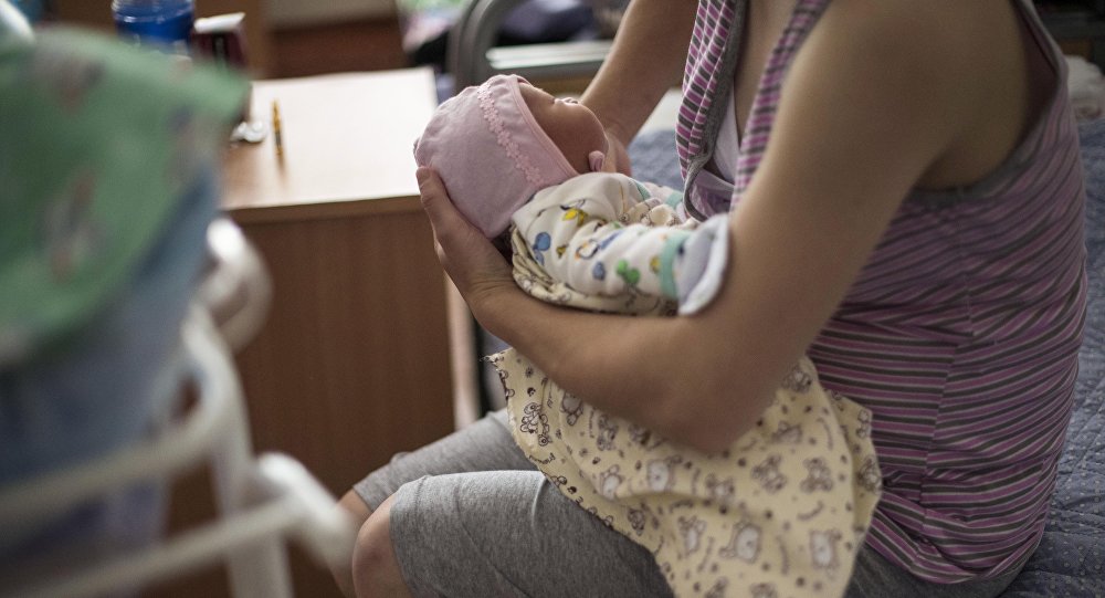 Жаңы төрөлгөн баламды ороп койсомбу же эркин коеюнбу?