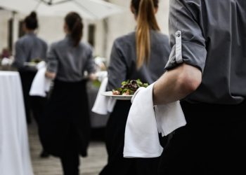 13-14 саат тик туруп иштейм. Келечектеги эне болушума зыяны тийбейби?