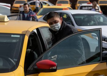 Кечинде акырын эшикти ачып келип уктамай. Мигранттын каты