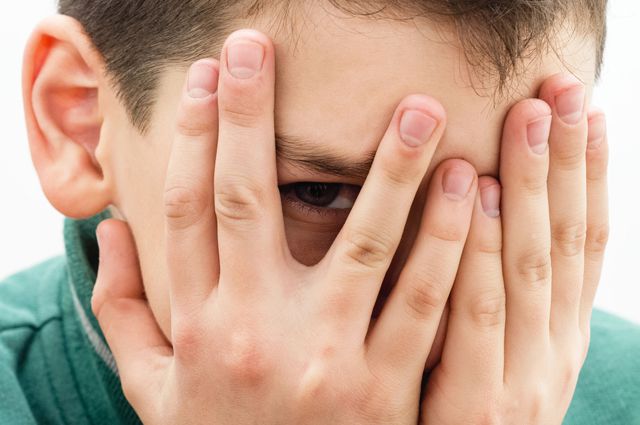 Тогуз жаштагы балам дааратканага баргандан уялат. Эмне кылышыбыз керек?