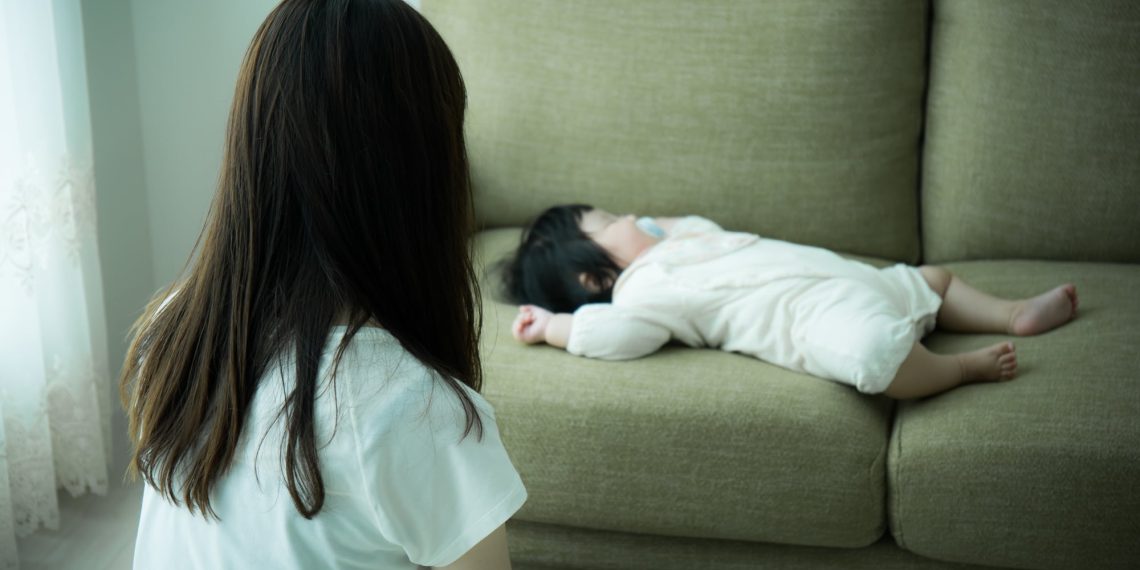 Баласы ыйлап жатса жөн эле отура берет. Төрөттөн кийинки депрессия