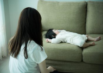 Баласы ыйлап жатса жөн эле отура берет. Төрөттөн кийинки депрессия