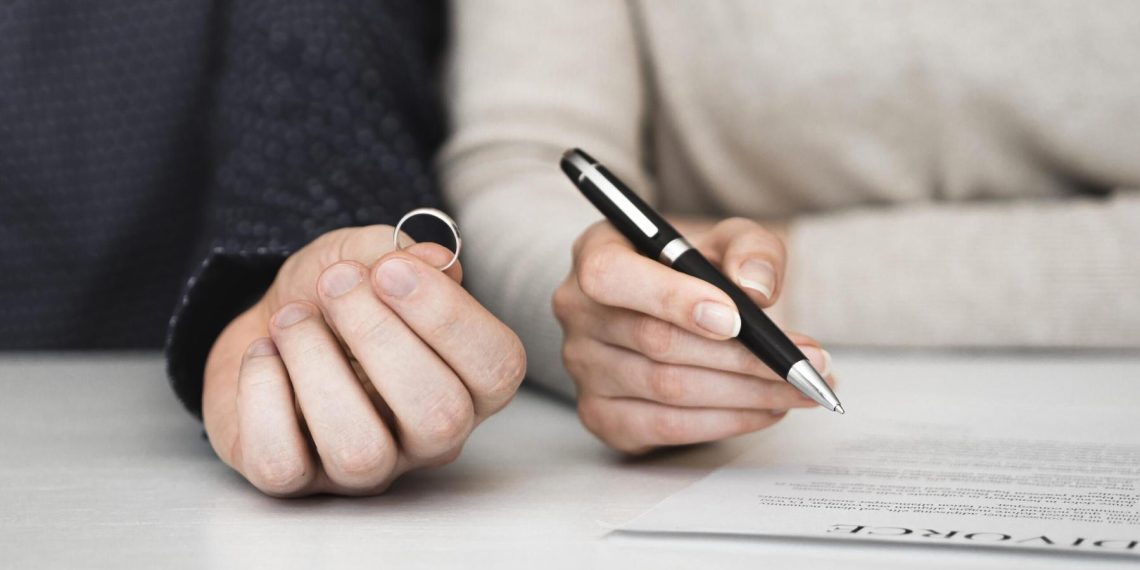 Ажырашууга күйөөсү эле арыз берсе сот карай береби? Юрист жооп берет