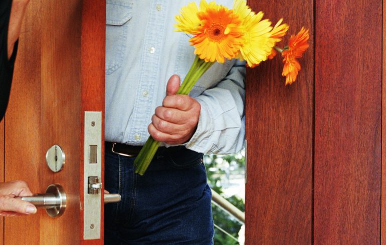 Аялыма гүл бергенден уялам. Жаш күйөөнүн баяны