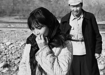 "Биринчи мугалим" тасмасы кайсы тилде тартылган? Өзгөчө тесттен өтүңүз