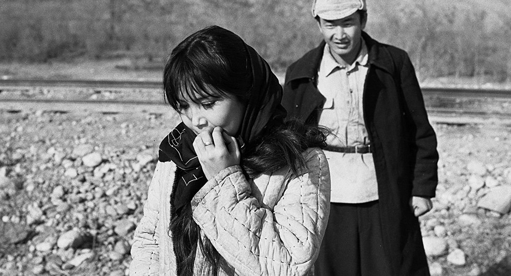 "Биринчи мугалим" тасмасы кайсы тилде тартылган? Өзгөчө тесттен өтүңүз