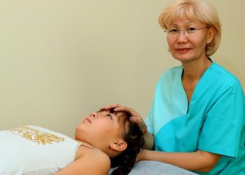 #КЫСКА_НУСКА: Остеопат кандай ооруларды дарылайт?