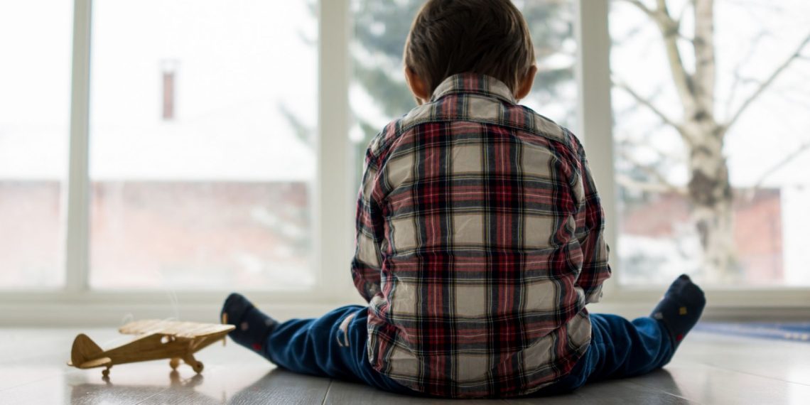 Аутизм менен жапа чеккен балдардагы алгачкы белгилер жөнүндө