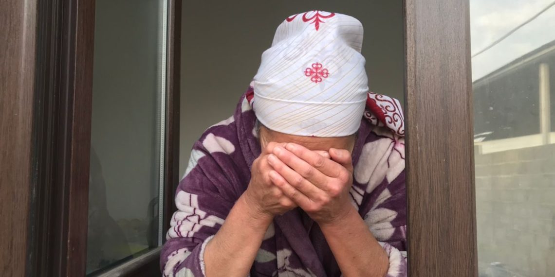 Кызым "өзүм билем" деп неберелерими туура эмес тарбиялап жатат. Эмне кылам?