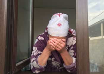 Кызым "өзүм билем" деп неберелерими туура эмес тарбиялап жатат. Эмне кылам?