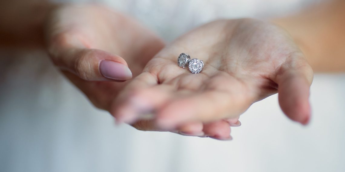 "Аның ар ким менен жаткан" деген сөзгө ишенип