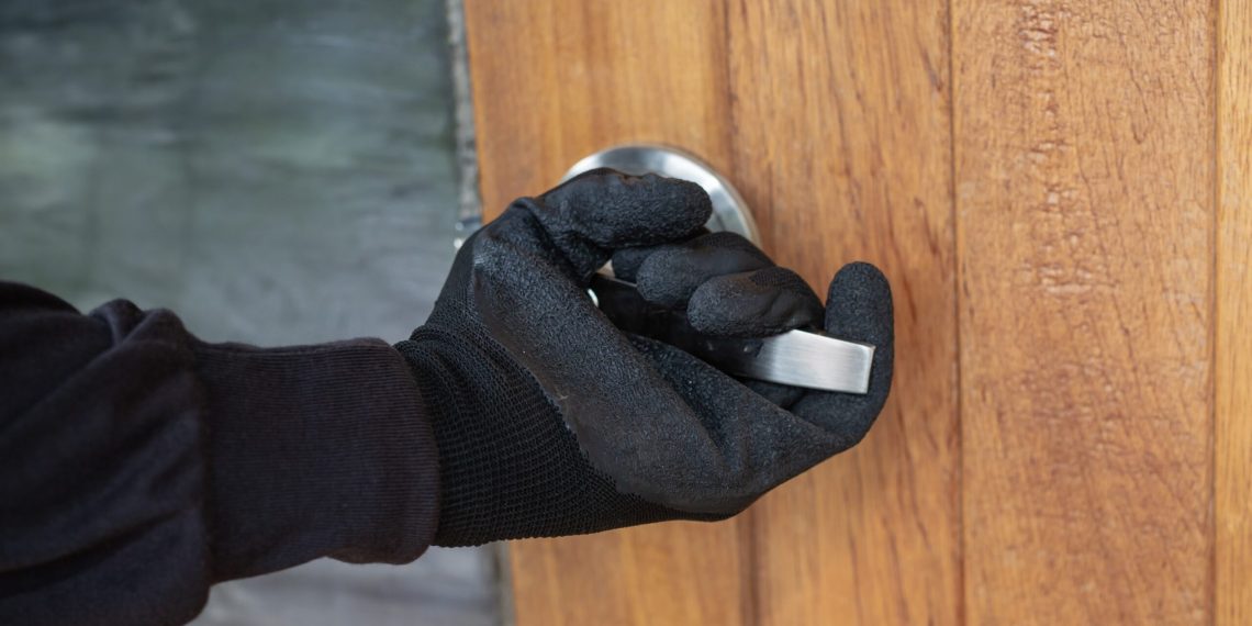 Үйгө кирген уруулар баарын алып