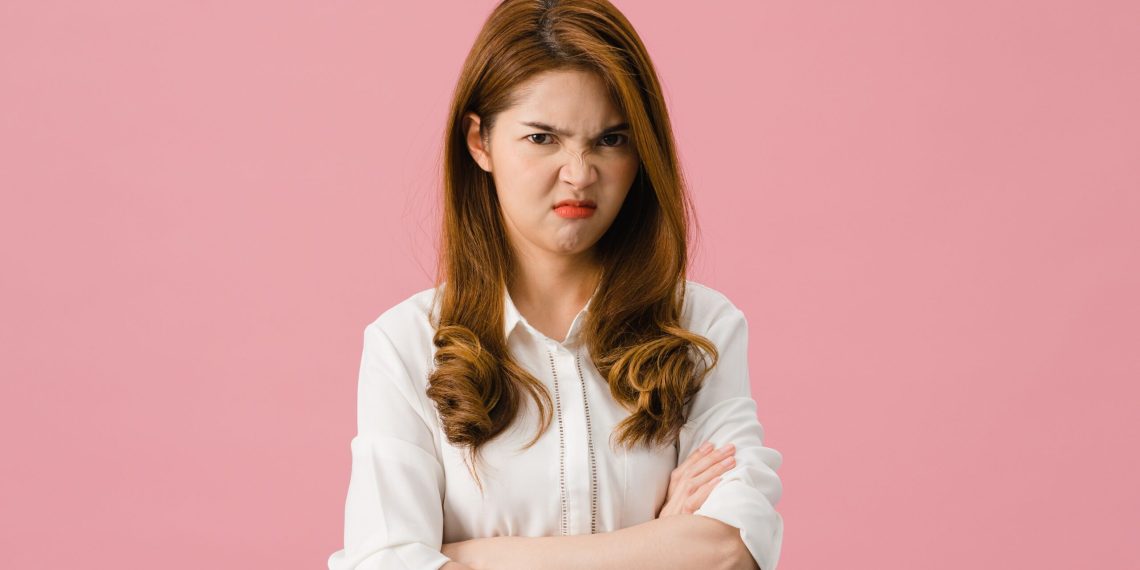 Кошуналар күйөөм биринчи аялын катуу жакшы көргөнүн айта берет. Эмне кылсам?