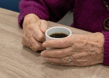 Кайын энем “акчаңды мага бербесең балам менен жашабайсың” дейт. Эмне кылсам?