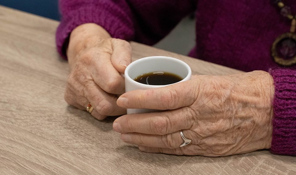 Кайын энем “акчаңды мага бербесең балам менен жашабайсың” дейт. Эмне кылсам?