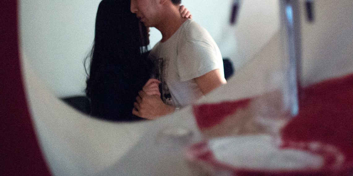 Күйөөмө ким көйнөк алып бергенин угуп чалкаман кеттим