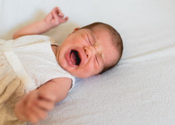 Бул 6 себеп жаңы төрөлгөн бала эмне үчүн ыйлап жатканын билдирет