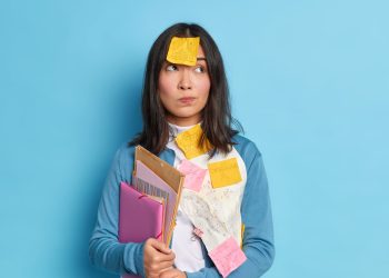 24 жаштагы жигитим "11ди бүтсөң үйлөнөлү" деп жатат. Эмне кылсам экен?