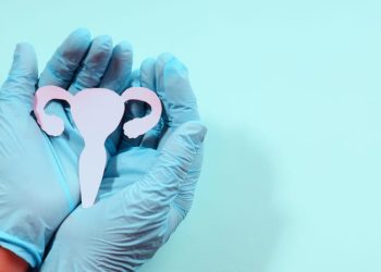 Үч жаштагы кызымдан "выделение" келет. Эмне кылсам болот?