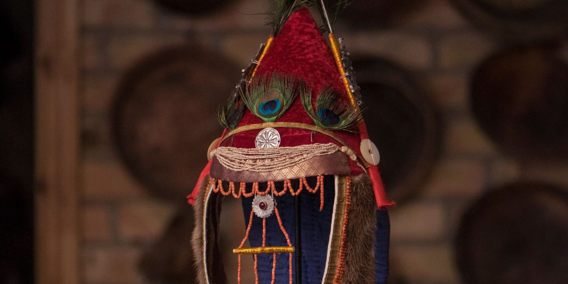 Баш кийимди кандай жерге илбейт? Билем десеңиз