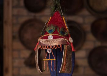 Баш кийимди кандай жерге илбейт? Билем десеңиз