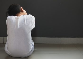 Уулум өгөй атасы берген белекти ачып көрүп ыйлап кирди